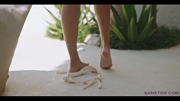 SANKTOR – SHAVED HEAD LESBIAN MASTURBATES IN THE TROPIC VILLA